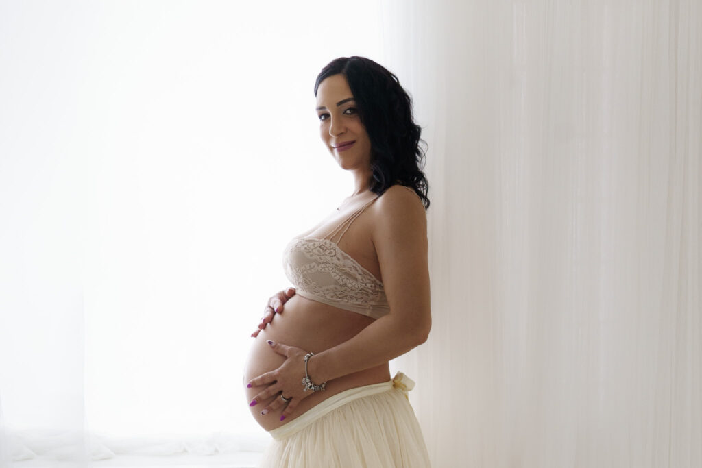 Foto maternity per donne incinte. Servizio fotografico gravidanza Roma.